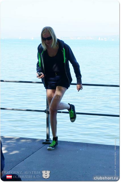19740_blonde_girl_black_sneakers.jpg